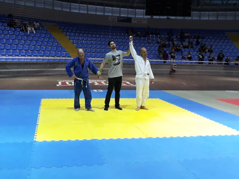 Nogueira recebendo a vitória